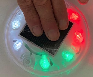 Feu de navigation, énergie solaire tricolore non conforme